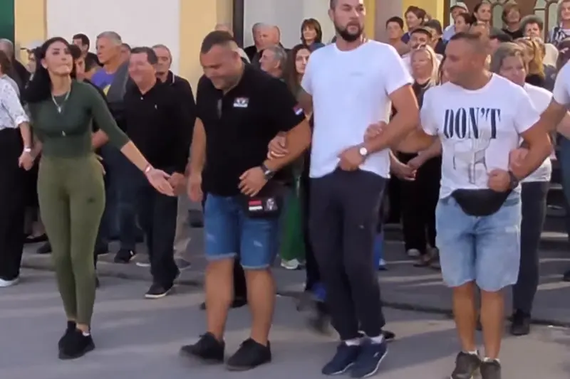 Mladi i stariji igraju kolo u Vojkovićima uz Goci bend